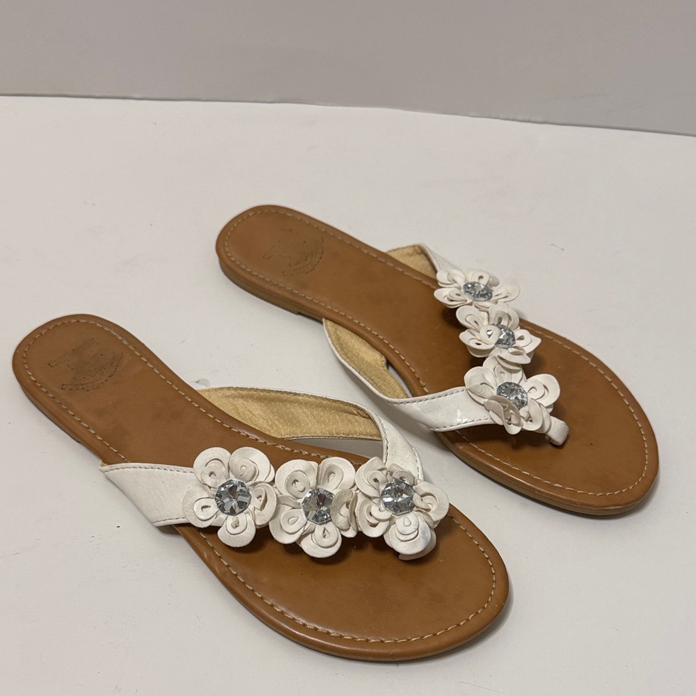 Beverly Hills Polo Club White Floral Jewel Slide Sandals